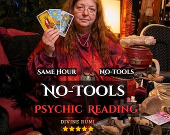 Op de afbeelding: Een persoon met lang rood haar in een rood patroonshirt houdt drie tarotkaarten vast. De tekst op de afbeelding luidt: SAME HOUR NO-TOOLS, NO-TOOLS PSYCHIC READING, DIVINE RUMI en vijf gele sterren. Diverse kristallen zijn zichtbaar.