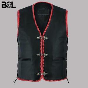 Puede incluir: Chaleco de cuero negro con costuras rojas y tres cierres plateados. El chaleco tiene un diseño de cuello en V y dos bolsillos delanteros. Los bordes están ribeteados con costuras rojas. El logotipo de la marca "BSL" es visible en la esquina superior izquierda.