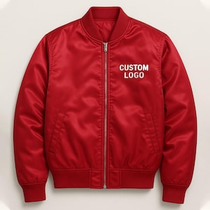Könnte beinhalten: Rote Bomberjacke mit Reißverschluss und gerippten Bündchen und Saum. Auf der Brust ist der Text "CUSTOM LOGO" in Weiß aufgedruckt. Die Jacke besteht aus einem glatten, glänzenden Material.
