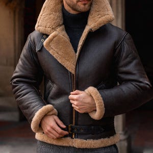 Pu&ograve; includere: Giacca in pelle marrone scuro con colletto e fodera in montone. La giacca presenta una chiusura con zip, una cintura con fibbia in vita e finiture in montone sui polsini. Un classico cappotto invernale.
