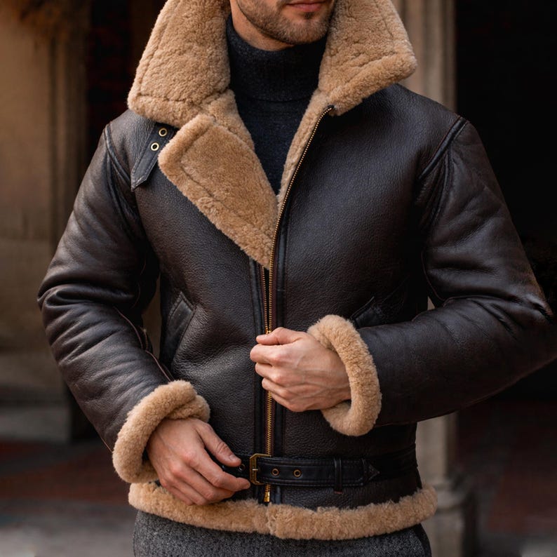 Pu&ograve; includere: Giacca in pelle marrone scuro con colletto e fodera in montone. La giacca presenta una chiusura con zip, una cintura con fibbia in vita e finiture in montone sui polsini. Un classico cappotto invernale.