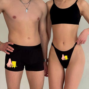 Può includere: Completo intimo nero con grafica a cartoni animati di SpongeBob SquarePants e Patrick Stella. Il set include un boxer e un perizoma, abbinati a un top corto nero.