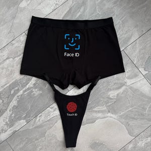 以下が含まれることがあります： 黒いボクサーパンツと、お揃いのTバック。ボクサーパンツにはFace IDのグラフィックとテキストが入っています。TバックにはTouch IDのグラフィックとテキストが入っています。どちらも柔らかい濃い色の生地で作られています。