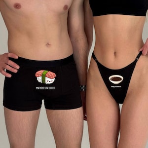 Puede incluir: Pantalones cortos tipo bóxer negros con un gráfico de sushi y el texto "Dip into soy sauce". Tanga negro a juego con un gráfico de salsa de soja y el texto "Soy sauce".