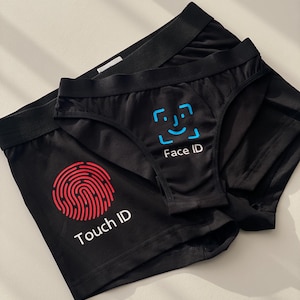 Può includere: Set di boxer e slip neri. I boxer presentano una grafica di impronta digitale rossa con la scritta "Touch ID". Lo slip ha una grafica di volto blu con la scritta "Face ID".