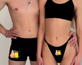 Può includere: Completo intimo nero composto da boxer e perizoma. Entrambi i capi presentano una grafica a cartoni animati di SpongeBob SquarePants e Patrick Stella che si tengono per mano, con la scritta "Love is..." sopra. Il completo è realizzato in materiale morbido.
