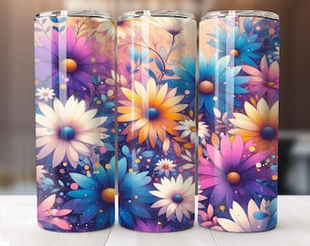 Op de afbeelding: Drie roestvrijstalen bekers met een bloemenpatroon. De bekers tonen een verscheidenheid aan bloemen in tinten paars, blauw, geel en wit op een donkerpaarse achtergrond.
