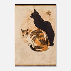 Op de afbeelding: Een print met een effen zwarte kat die rechtop zit en een lapjeskat met witte, oranje en zwarte vlekken die ervoor ligt. De achtergrond is lichtbeige met een textuur. Een cirkelvormig monogramsymbool is zichtbaar in de rechterbovenhoek.
