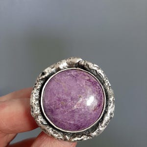 Oxidierter Sterling Silber Stichtit Ring: Handwerklich einstellbarer Statement-Ring, US-Größe 6.5