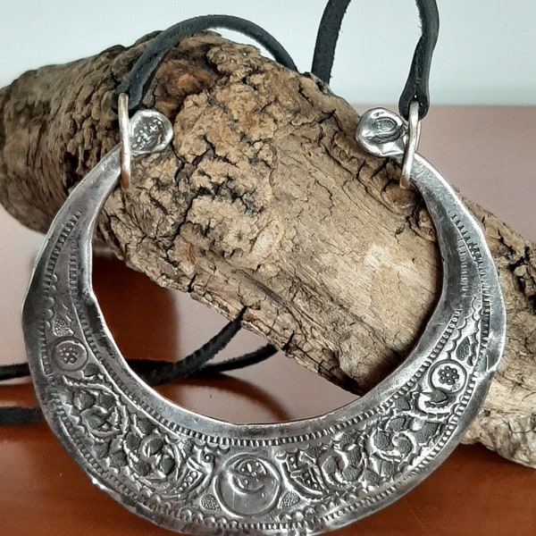 Pendentif ancien péroné Khlal tunisien en argent du début du 20e siècle sur cordon de cuir noir, pour elle et lui. Galerie tribale