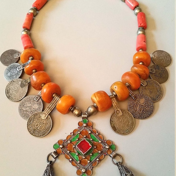 Collier marocain berbère en résine phénolique, perles tubulaires de corail et émail argenté et pièce de monnaie marocaine. galerie tribale