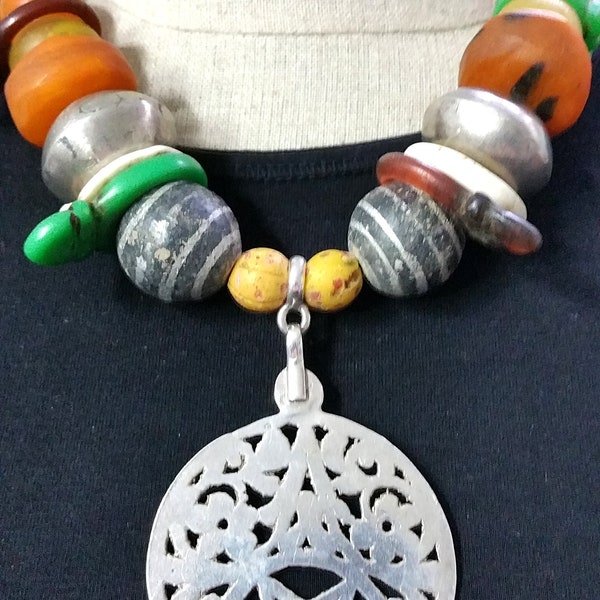 Pendentif vintage tribal africain berbère tunisien en argent « Sceau de Salomon », pendentifs pour cheveux et collier de perles de résine. galerie tribale.