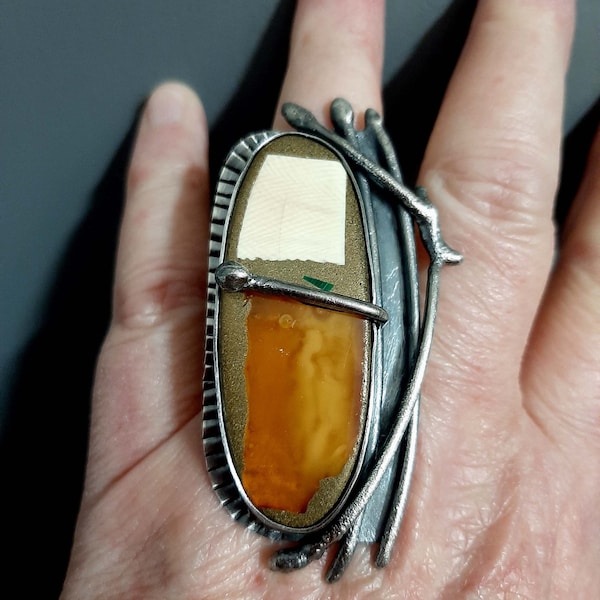 Belle bague moderniste artisanale en argent sterling oxydé avec ambre de la Baltique + malachite, taille US 9,5. galerie tribale.