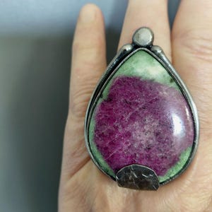Anillo de rubí zoisita en plata de ley oxidada: Talla ajustable 8, joyería artesanal.