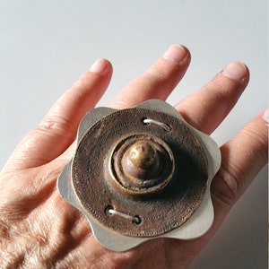Amuleto de adorno de escudo de bronce etíope africano artesanal en plata de ley, anillo de dedo tamaño 9,5 de EE. UU. tribalgallery.