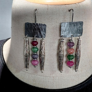 Dos pares de pendientes de plata de ley hechos a mano.