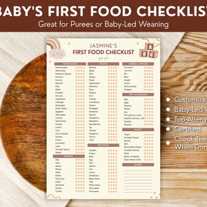 Puede incluir: Una lista de verificación beige para los primeros alimentos del bebé con un arcoíris y bloques ABC. La lista incluye verduras, frutas, hierbas, especias, alérgenos comunes, lácteos, proteínas, granos y otras categorías de alimentos.