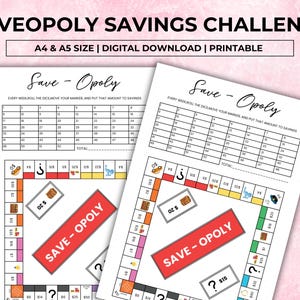 Puede incluir: Dos hojas blancas imprimibles del desafío de ahorro "Save-Opoly". La parte superior de las hojas dice "SAVEOPOLY SAVINGS CHALLENGE" y "A4 & A5 SIZE | DIGITAL DOWNLOAD | PRINTABLE". Las hojas tienen un diseño de tablero de juego con espacios para rastrear los ahorros.