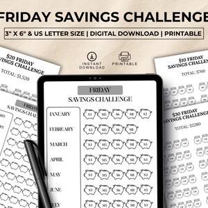 Op de afbeelding: Een digitale print met een "Friday Savings Challenge" met een zwarte tablet en verschillende bedrukte vellen. De tekst bevat "3" x 6" & US Letter Size". De vellen hebben spaardoelen en spaarvarkengraphics.