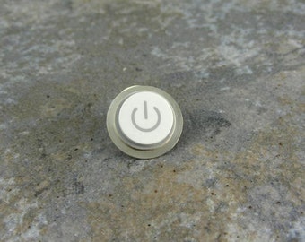 Alfiler de corbata con botón de encendido de computadora Mac reciclado