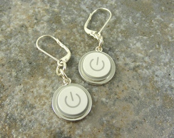 Pendientes hechos con botones de encendido de Mac reciclados, joyería informática para geeks