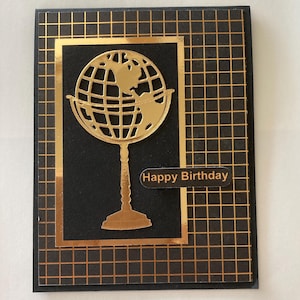 Cartão de aniversário. Cartão de aniversário masculino. Cartão de aniversário com globo terrestre. Cartão de aniversário exclusivo. Cartão comemorativo. Cartão de aniversário dourado e preto.