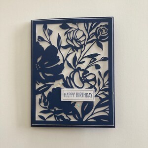 Biglietto di auguri di compleanno. Biglietto 3D. Fiori finemente recisi. Biglietto unico. Biglietto floreale 3D. Buste abbinate. Biglietti d'auguri. Biglietto blu navy.