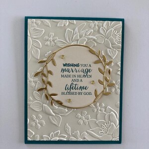 Cartão de casamento. Cartão de felicitações. Cartão feito à mão. Cartão exclusivo. Folha de ouro.