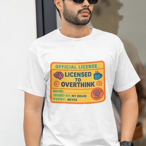Camiseta oficial de identificação com o tema "Pensador Exagerado" - Camiseta unissex engraçada e sarcástica de terapeuta de saúde mental, presente de humor para ansiosos e introvertidos da geração Z