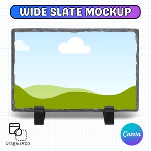 Op de afbeelding: Een rechthoekige leisteen mockup met een landschapsafbeelding van een blauwe lucht, witte wolken en groene heuvels. De leisteen wordt ondersteund door twee zwarte standaards. De tekst "WIDE SLATE MOCKUP" staat bovenaan. De afbeelding bevat ook "Drag & Drop" en het Canva-logo.