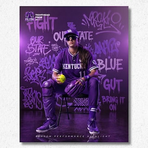 Puede incluir: Un uniforme de b&eacute;isbol morado con la palabra KENTUCKY y el n&uacute;mero 11 en el pecho. El conjunto incluye gorra, espinilleras y guante a juego. Se sostiene una pelota de s&oacute;ftbol amarilla en la mano. El fondo es una pared morada con grafitis.
