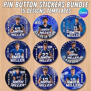 Può includere: Un pacchetto digitale di 15 modelli di adesivi circolari per spille con giocatori di football americano in uniformi blu. Ogni design include il testo Smith Miller, Football Team e Class of 2026. Le grafiche mostrano varie pose di atleti in maglie numerate su sfondi blu.