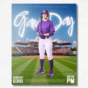 Puede incluir: Un jugador de b&eacute;isbol con camiseta morada, pantalones blancos, calcetines morados y casco morado, sosteniendo un bate negro. El fondo muestra un estadio con el texto SEASON PERFORMANCE HIGHLIGHT, Game Day, AUGUST 23RD y 06:00 PM.