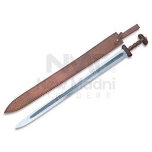 Peut inclure: Une épée argentée avec un fourreau en cuir brun et une poignée en bois. La lame présente un motif décoratif.
