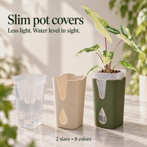 Può includere: Tre coprivasi sottili in trasparente, beige e verde oliva, dotati di una finestra di visualizzazione del livello dell'acqua a forma di goccia. Il testo recita: Slim pot covers, Less light. Water level in sight. 2 sizes, 8 colors.