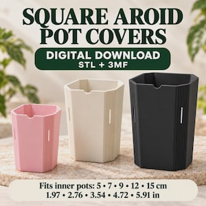 Op de afbeelding: Drie vierkante aroid-potcovers in roze, crème en zwart met verticaal geribbelde zijkanten en een inkeping in de rand. Tekst: SQUARE AROID POT COVERS, DIGITAL DOWNLOAD, STL + 3MF. Geschikt voor binnenpotten: 5, 7, 9, 12, 15 cm.