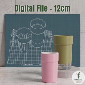 Può includere: Un file digitale per un vaso da 12 cm, con uno sfondo di disegno tecnico con griglia e testo. In primo piano, un vaso cilindrico rosa chiaro è posizionato davanti a un vaso cilindrico verde oliva più alto con una base trasparente.