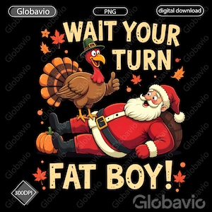 Op de afbeelding: Een digitale download graphic met een cartoon kalkoen met een hoed die een duim omhoog geeft, staand op de kerstman. De tekst luidt "WAIT YOUR TURN FAT BOY!" met herfstbladeren op een zwarte achtergrond.