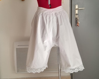 Bonitas bragas antiguas con monograma y entrepierna abierta, de 1900.