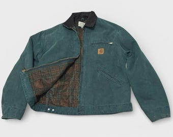Chaqueta Carhartt Detroit J43 vintage rediseñada: ropa de trabajo reciclada en color verde cazador.