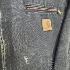 Puede incluir: Un letrero de madera r&uacute;stico con el texto "Welcome to our home" en letras blancas. El letrero presenta un acabado envejecido y un dise&ntilde;o simple y acogedor, ideal para la decoraci&oacute;n de la puerta principal.