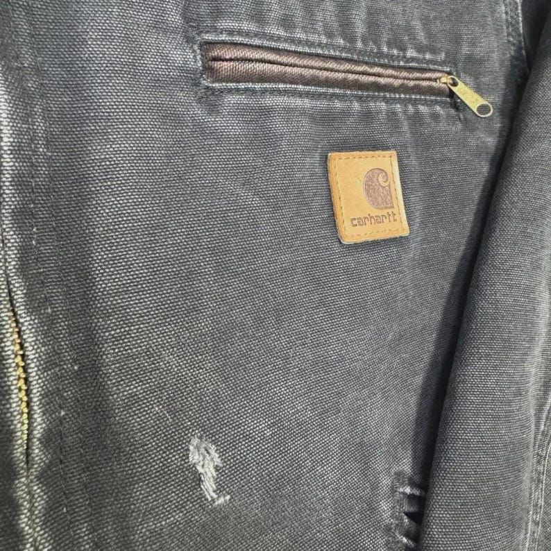 Puede incluir: Un letrero de madera r&uacute;stico con el texto "Welcome to our home" en letras blancas. El letrero presenta un acabado envejecido y un dise&ntilde;o simple y acogedor, ideal para la decoraci&oacute;n de la puerta principal.