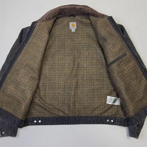 Puede incluir: Un juego de tres tazas de cer&aacute;mica con un acabado mate moteado. Las tazas son de color crema, gris claro y gris oscuro. Cada taza tiene un dise&ntilde;o simple y minimalista y un asa redondeada.