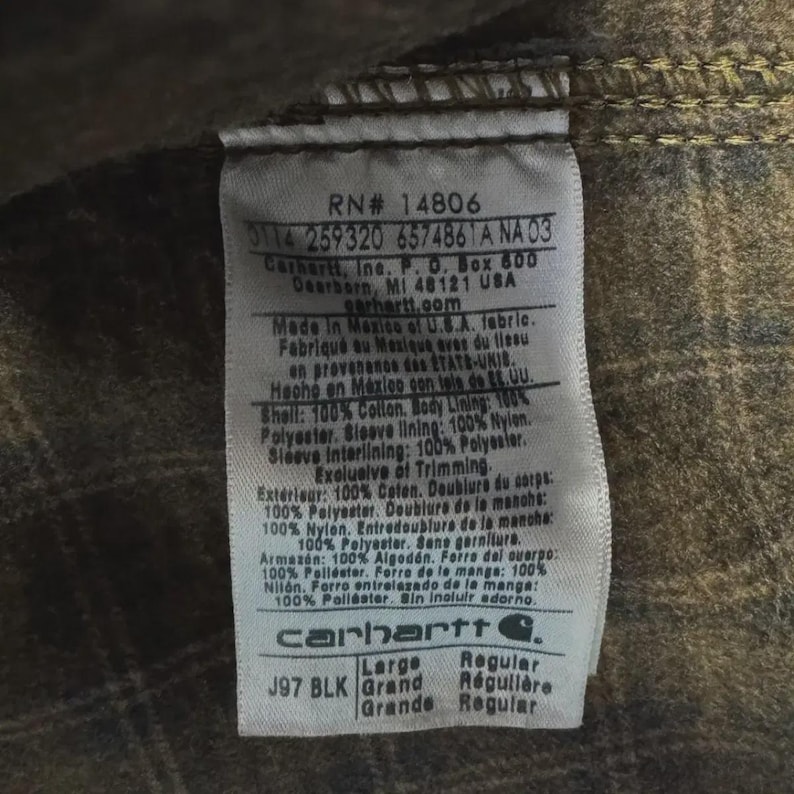 Puede incluir: Una taza de cer&aacute;mica blanca con un asa negra y el texto "But First, Coffee" en un estilo manuscrito. La taza est&aacute; sobre una superficie blanca. La taza mide 10 cm de alto.