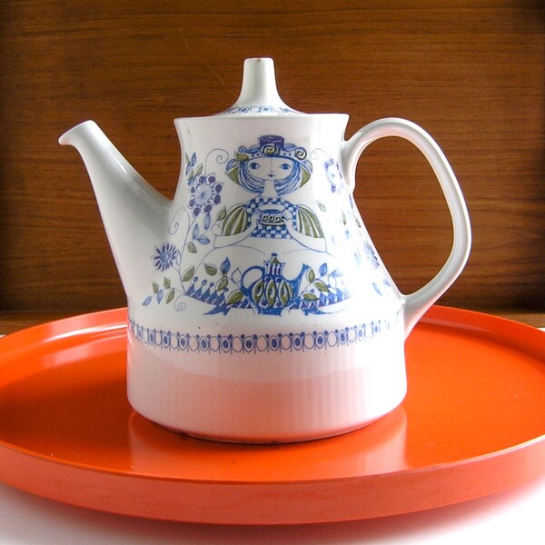 des années 60 en porcelaine théière Design TURI Norvège - fantaisiste main modèle de Lotte peint sérigraphie - milieu du siècle moderne scandinave tea party chic