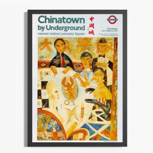 Op de afbeelding: Een ingelijste poster getiteld Chinatown by Underground met een schilderij van mensen aan een tafel met een kreeftgerecht. De tekst bevat nearest station Leicester Square, John Bellany ARA en het London Underground logo in rood, wit en blauw.