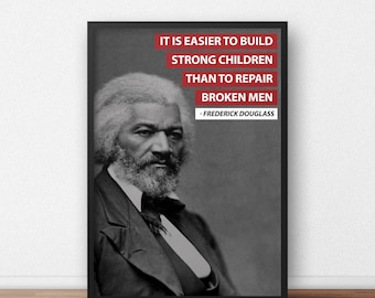 Può includere: Un ritratto in bianco e nero incorniciato di Frederick Douglass con una citazione in testo rosso e bianco: "È PIÙ FACILE COSTRUIRE BAMBINI FORTI CHE RIPARARE UOMINI ROTTI - FREDERICK DOUGLASS."