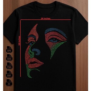 Pu&ograve; includere: T-shirt nero con un design di strass di un volto stilizzato. Il volto &egrave; composto da strass rossi, verdi e blu. La maglietta &egrave; lunga 45,7 cm e larga 35,6 cm. La dimensione degli strass &egrave; SS10=3,3MM.