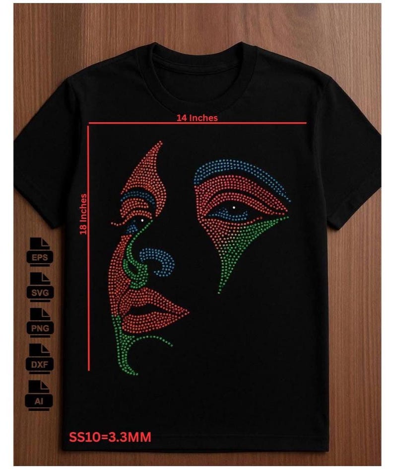 Pu&ograve; includere: T-shirt nero con un design di strass di un volto stilizzato. Il volto &egrave; composto da strass rossi, verdi e blu. La maglietta &egrave; lunga 45,7 cm e larga 35,6 cm. La dimensione degli strass &egrave; SS10=3,3MM.