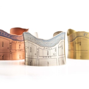 Bayou St. John Etched Cuff Armband von New Orleans Map aus Silber oder Messing